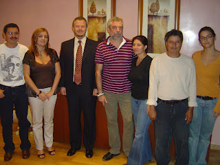 Los representantes de la asociación salvadoreña posan en una foto de familia con el delegado de la ONCE tras la reunión
