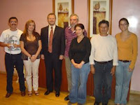 Los integrantes de la delegación salvadoreña posan en una foto de familia con el delegado de la ONCE