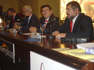 Imagen de la mesa presidencial del acto en un momento de la intervención de Alberto Morillas