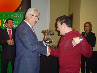 El Secretario General para el Deporte de la Junta entregando uno de los premios a nuestros deportistas