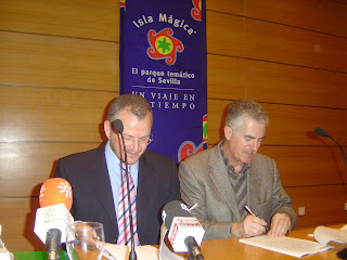 Patricio Cárceles y Antonio Peláez en el momento de la firma del convenio