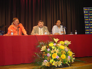 Paco Aguilar, Alberto Morillas y Gonzalo Rivas en la presentación del libro 'Humor con muletas'