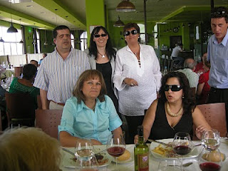 La presidenta del consejo territorial de la ONCE en Andalucía, Mónica Madrid, saludando a algunos de los afiliados