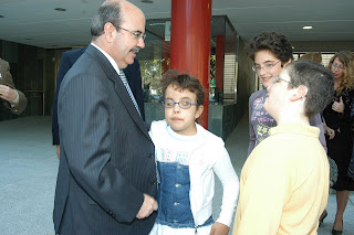 Gaspar Zarrías charla animadamente con tres alumnos del CRE a su llegada