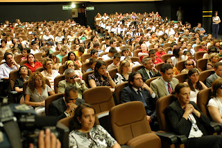 Aspecto general del salón de actos del CRE lleno de público