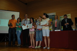 Las integrantes de Los cuatro pájaros, enseñan sus diplomas
