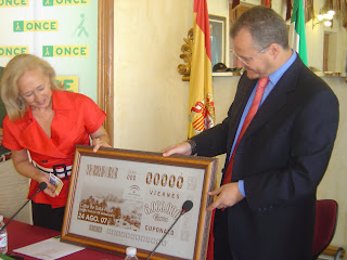 Fuensanta Coves y Patricio Cárceles sostienen la copia de la plancha que dió origen al Cuponazo del Cabo de Gata