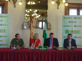 La consejera de Medio Ambiente escucha atenta las palabras del delegado de la ONCE