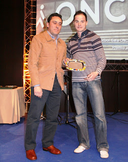 Antonio Parejo en el momento de recibir el premio