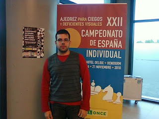 Imagen de Eduaro Desanjosé posando junto al cartel oficiald el Campeonato