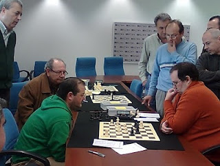 Momento de reflexión entre los jugadores, rodeados de otros jugadores, durante una de las pruebas del campeonato sevillano