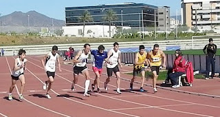 Siete atletas en pista compitiendo en una de las carreras