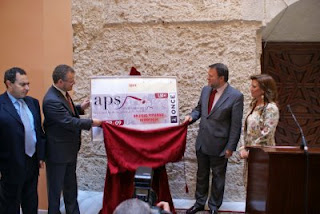 El alcalde de Sevilla y el delegado territorial descubren la imagen del cupón en presencia de la presidenta de la Asociación de la Prensa y el subdelegado territorial