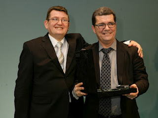 El director general de la ONCE, Ángel Sánchez entregando la placa al vendedor del año en Cádiz, Diego Torres