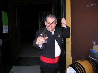 Primer plano de Diego Fernández venenciando