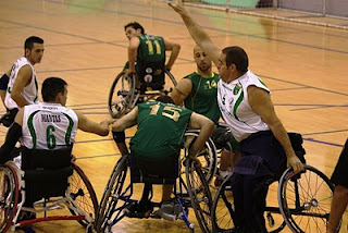 Diego de Paz intentando taponar a un jugador del Amfiv de Vigo en la primera jornada ya que seguirá capitaneando al Once