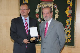 El presidente de la Diputación de Sevilla y el delegado territorial mostrando la placa recibida