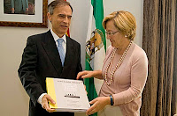 La presidenta de la Diputación de Huelva y el director de la ONCE en Huelva muestran el ejemplar en braille de la obra de Juan Ramón Jiménez