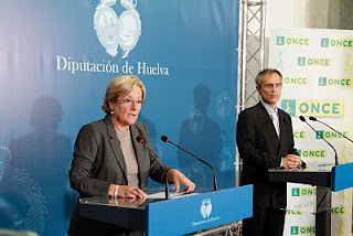 Petronila Guerrero y el director de la ONCE en Huelva, Antonio Casado, en un momento durante su intervención