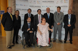 Foto de familia de los asistentes a la inauguración, con el director de Fundación ONCE, el alcalde de Málaga, la presidenta del CERMI-Andalucía y el director general para la Discapacidad de la Junta de Andalucía