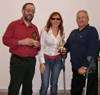 Los ganadores del equipo de dominó, felices tras recoger el primer premio