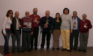 Los participantes en el campeonato sonríen para la foto de familia