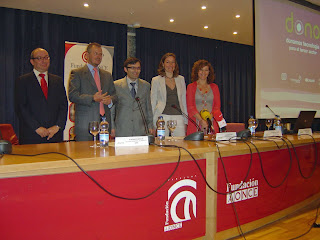 Los integrantes de la mesa presidencial posan para los gráficos antes de la presentación del proyecto Dono