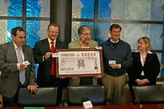 Patricio Cárceles, Ventura Pazos y Mercedes de Luna junto al alcalde de Dos Hermanas y el hermano mayor de la Hermandad