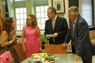 Cinta Castillo y Patricio Cárceles con Carmen Aycart y Francisco Menacho en el despacho de la consejera