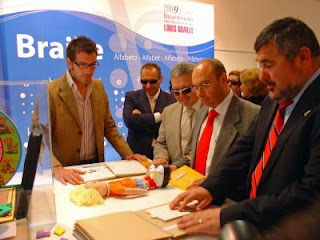 Alberto Morillas en un momento de la visita a la exposición con los responsables del ayuntamiento de Jerez y de la ONCE