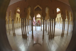 Unos dedos comprueban al tacto la belleza del Patio de los Leones de la Alhambra de Granada