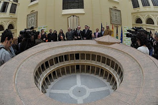 Un momento de la intervención del alcalde de Málaga con un primer plano de la maqueta del palacio de Carlos V