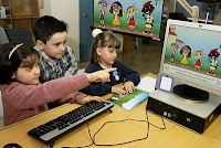 Niños delante de una pantalla de ordenador