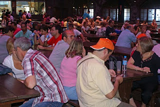 Afiliados, trabajadores y amigos de la ONCE en el Fuerte de Isla Mágica donde tuvo lugar el acto institucional