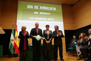 Patricio Cárceles junto a la consejera de Obras Públicas y la delegada de la Junta tras recibir el premio