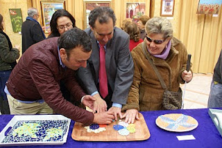 El subdelegado territorial de la ONCE, Ventura Pazos,observando las piezas de mosaico 