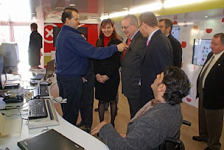 El consejero de Empleo comprueba el funcionamiento de un detector de colores