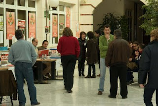 Aspecto general del patio de la Delegación Territorial con una de las mesas electorales