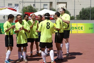 Los malagueños saboreando su triunfo, todavía en el terreno de campo