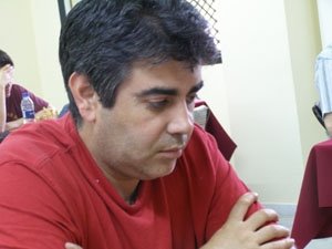 Primer plano del sevillano José Manuel Vela jugando una partida