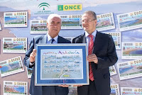 El consejero de Turismo, Comercio y Deportes de la Junta de Andalucía, Luciano Alonso junto al delegado de la ONCE en Andalucía, Patricio Cárceles durante la presentación de los cupones de las playas andaluzas el año pasado en Cádiz