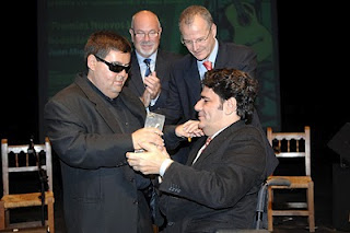 El Plazoleta recibe el premio de manos del director general en el escenario