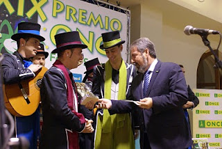 Entrega del Primer Premio a la comparsa 'Juana la loca' por el delegado del Gobierno de la Junta de Andalucía en Cádiz, Gabriel Almagro