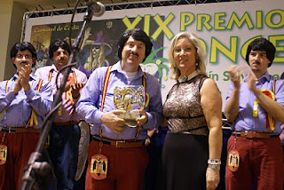 Entrega del tercer Premio a la chirigota 'Los diestros muu diestros' de la mano de la directora de la Obra Social de Cajasol, María Dolores Gómez