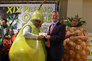 Entrega del segundo Premio a la chirigota 'Ricas y maduras' de la mano del delegado de la ONCE en Andalucía, Patricio Cárceles