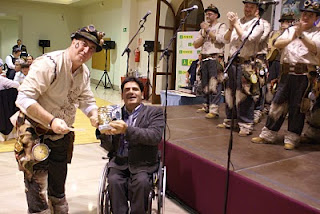 Entrega del Premio especial a la discapacidad a la comparse 'La corona' de manos del director general para Personas con Discapacidad de la Junta de Andalucía, Gonzalo Rivas