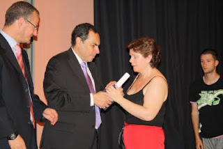 El presidente del Consejo Territorial, Ventura Pazos, entregando una de las medallas