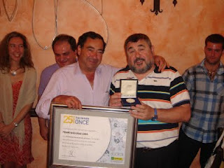 El director de la ONCE en Granada, Alberto Morillas, entrega la medalla de los 25 años en la ONCE a uno de sus trabajadores