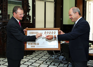 El presidente de la Junta, Manuel Chaves, recibe un cupón de manos del delegado territorial, Patricio Cárceles
