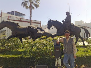Imagen de Manuel Rodríguez junto a otro de los monumentos almonteños